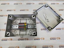 Изображение Коробка клеммная КСП-8 IP56 240х190х90мм  Express серая 6х0,5-6 кв.мм + 2х0,5-6 кв.мм PE 57А, 8 клемм пружин. Push-in с ступ.вводами (Сторона подключения А сальник DN=25мм, Сторона подключения С сальник DN=20мм ) 